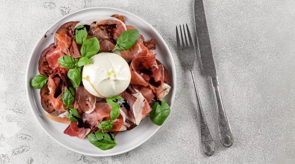 Ensalada con Burrata y Jamón Ibérico de Bellota