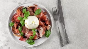 Ensalada con Burrata y Jamón Ibérico de Bellota